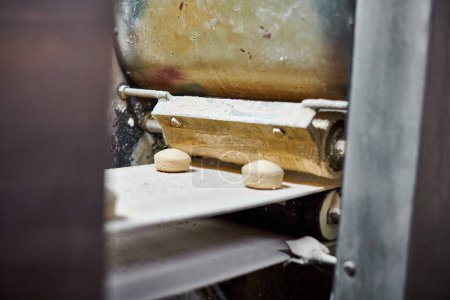 Téléchargez les photos : Machine automatique de fabrication de roti au temple Gurudwara Bangla Sahib, cuisine automatique de pains plats ronds chapati pour langar dans le temple sikh gurudwara, pain traditionnel indien sans levain pas cher - en image libre de droit