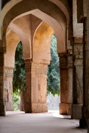 Foto de Columnas de Sikandar Lodi Tumba en Nueva Delhi Jardín de Lodhi, India, antiguos pilares indios de la tumba de Sikandar Lodi Tumba mezcla de arquitecturas islámicas e hindúes, lugar turístico popular en Nueva Delhi - Imagen libre de derechos