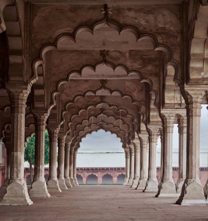 Salón de audiencia pública del fuerte rojo de Agra en la India, bellos elementos de arquitectura con arcos de antiguo edificio indio, columnas y arcos en el fuerte rojo de Agra, edificio histórico de Lal Qila