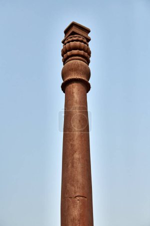 Téléchargez les photos : Pilier de fer de Delhi partie de structure Qutb complexe dans le sud de Delhi, Inde, point de repère de pilier de fer résistant à la rouille endroit touristique populaire à New Delhi, structure ancienne avec une haute résistance à la corrosion - en image libre de droit