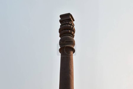 Téléchargez les photos : Pilier de fer de Delhi partie de structure Qutb complexe dans le sud de Delhi, Inde, point de repère de pilier de fer résistant à la rouille endroit touristique populaire à New Delhi, structure ancienne avec une haute résistance à la corrosion - en image libre de droit