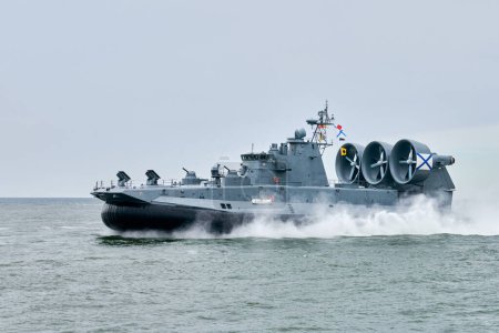 Hovercraft-Kriegsschiff mit Bewaffnung segelt ins Meer in Richtung militärisches Ziel, um Feinde anzugreifen und zu zerstören, militärisches Luftkissenschiff, das strategische Manöver durchführt, russische Seestreitkräfte