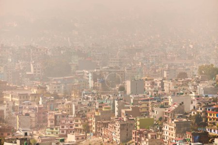 Vue de Katmandou capitale du Népal de la montagne à la brume urbaine avec beaucoup de bâtiments de faible hauteur, paysage urbain créant une atmosphère éthérique dans l'air de montagne, pollution atmosphérique de Katmandou