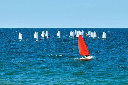 Téléchargez les photos : Régate de voile de mer bleue, compétition nautique de voile de sport de spectacle parmi les participants de club de yacht symbolisant l'esprit du défi de voile maritime, hobby de course de yacht - en image libre de droit
