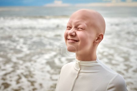 Haarloses Mädchen mit Alopezie Make Gesichter in weißen futuristischen Kostüm auf Meeresgrund, Nahaufnahme Porträt von glatzköpfigen hübschen Teenager-Mädchen präsentiert einzigartige Schönheit und Identität mit Stolz, ungewöhnliche Alien-Mädchen