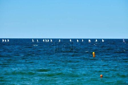 Blaues Meer Segelregatta, nautisches Spektakel Sport Segeln Wettbewerb unter Yachtclub Teilnehmer symbolisieren Geist der maritimen Segel Herausforderung, Yachtsport Hobby