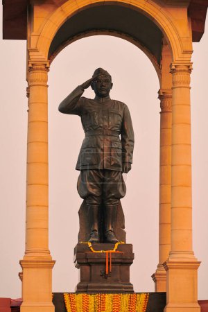 Téléchargez les photos : Statue de Subhas Chandra Bose sous le couvert derrière le monument commémoratif de la guerre de la Porte de l'Inde, statue Netaji monolithique en granit noir à New Delhi immortalise combattant de la liberté indienne de l'armée nationale indienne - en image libre de droit