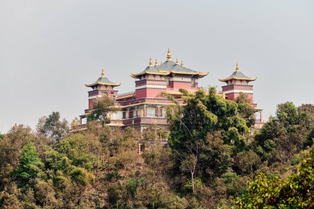 Tibetischer Tempel auf einem in grüne Vegetation gehüllten Berg inmitten friedlicher Natur, der Besucher einlädt, sich mit der Natur zu verbinden und inneren Frieden zu finden, Amitabha Foundation Retreat Center