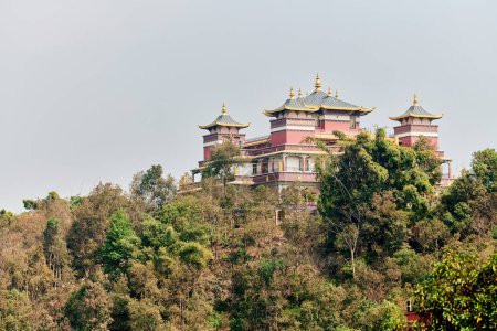 Templo tibetano en la montaña envuelto en vegetación verde en medio de la naturaleza pacífica que invita a los visitantes a conectarse con la naturaleza y encontrar la paz interior, Centro de Retiro Fundación Amitabha