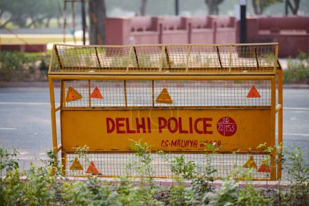 Gelbe Straßensperre der Polizei von Delhi zwischen Straßensperren für Menschen und Autos, Malviya Nagar Straßensperre der Polizei zur Steuerung des Verkehrs von Personen und Fahrzeugen
