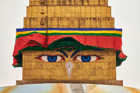 La estupa de Boudhanath en Katmandú, Nepal, decoró los ojos de la sabiduría búdica y las banderas de oración, las atracciones turísticas más populares de Katmandú, reflejando una armoniosa mezcla de espiritualidad y turismo.