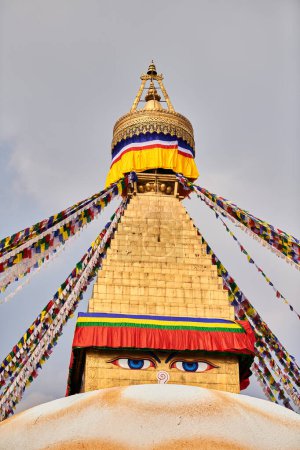 Stupa Boudhanath à Katmandou, Népal décoré yeux de sagesse Bouddha et drapeaux de prière, attractions touristiques les plus populaires à Katmandou reflétant un mélange harmonieux de spiritualité et de tourisme