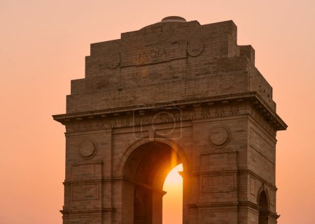 Monumento a la Puerta de la India al atardecer glorioso, monumento de guerra en Nueva Delhi cerca del camino de Kartavya, Monumento a la Guerra de toda la India a los soldados del ejército indio que murieron en la Primera Guerra Mundial, monumento hecho de piedra arenisca roja