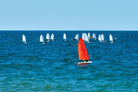 Téléchargez les photos : Régate de voile de mer bleue, compétition nautique de voile de sport de spectacle parmi les participants de club de yacht symbolisant l'esprit du défi de voile maritime, hobby de course de yacht - en image libre de droit