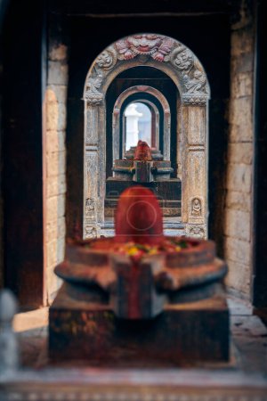 Ancien sanctuaire votif de Pandra Shivalaya avec Shiva Lingam dans le temple de Pashupatinath à Katmandou, Népal, symbole religieux dans l'hindouisme émane aura sacrée et énergie divine