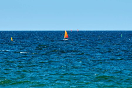 Téléchargez les photos : Régate de voiliers en mer, compétition nautique de voile sportive de spectacle parmi les participants au yacht club symbolisant l'esprit du défi de la voile maritime, hobby de course de yacht - en image libre de droit