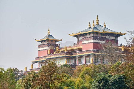 Tibetischer Tempel auf einem in grüne Vegetation gehüllten Berg inmitten friedlicher Natur, der Besucher einlädt, sich mit der Natur zu verbinden und inneren Frieden zu finden, Amitabha Foundation Retreat Center
