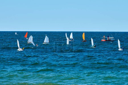 Régate de voile de mer bleue, compétition nautique de voile de sport de spectacle parmi les participants de club de yacht symbolisant l'esprit du défi de voile maritime, hobby de course de yacht