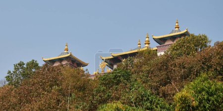 Templo tibetano en la montaña envuelto en vegetación verde en medio de la naturaleza pacífica que invita a los visitantes a conectarse con la naturaleza y encontrar la paz interior, Centro de Retiro Fundación Amitabha