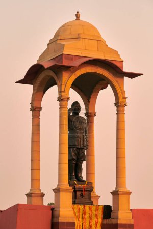 Estatua de Subhas Chandra Bose bajo dosel detrás del monumento de guerra de la Puerta de la India, estatua monolítica de Netaji hecha de granito negro en Nueva Delhi inmortaliza luchador indio por la libertad del Ejército Nacional de la India
