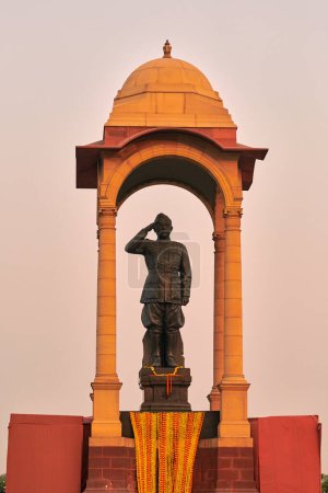 Statue of Subhas Chandra Bose under canopy behind India Gate war memorial, monolithic Netaji statue made of black granite in New Delhi immortalizes Indian freedom fighter of Indian National Army