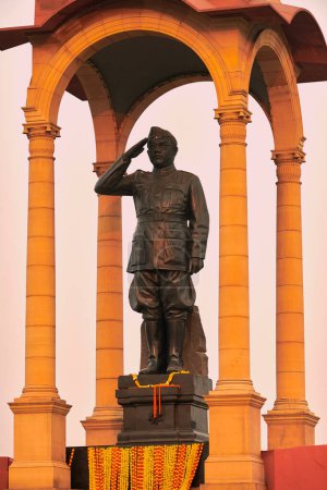 Statue von Subhas Chandra Bose unter Baldachin hinter dem India Gate Kriegsdenkmal, monolithische Netaji-Statue aus schwarzem Granit in Neu Delhi verewigt indischen Freiheitskämpfer der Indischen Nationalarmee
