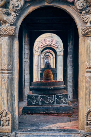 Alter Votivschrein von Pandra Shivalaya mit Shiva Lingam im Pashupatinath Tempel in Kathmandu, Nepal, religiöses Symbol im Hinduismus strahlt heilige Aura und göttliche Energie aus