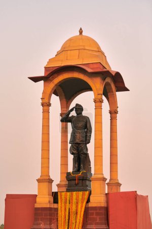 Estatua de Subhas Chandra Bose bajo dosel detrás del monumento de guerra de la Puerta de la India, estatua monolítica de Netaji hecha de granito negro en Nueva Delhi inmortaliza luchador indio por la libertad del Ejército Nacional de la India