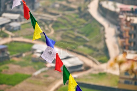 Bunte tibetische Gebetsfahnen auf verschwommenem Hintergrund in Kathmandu symbolisieren den kulturellen Wert und das spirituelle Erbe der nepalesischen Region, die Verbindung zwischen irdischen und spirituellen Bereichen