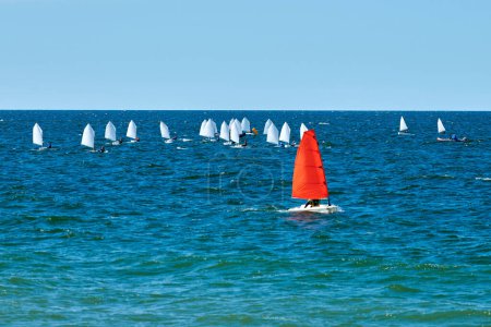Blaues Meer Segelregatta, nautisches Spektakel Sport Segeln Wettbewerb unter Yachtclub Teilnehmer symbolisieren Geist der maritimen Segel Herausforderung, Yachtsport Hobby