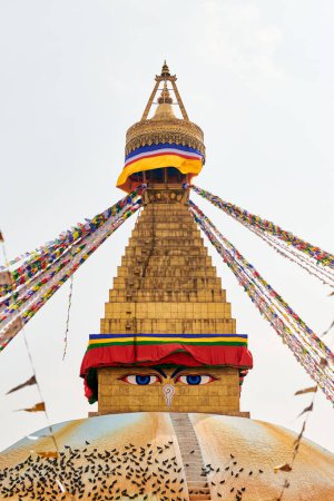 La estupa de Boudhanath en Katmandú, Nepal, decoró los ojos de la sabiduría búdica y las banderas de oración, las atracciones turísticas más populares de Katmandú, reflejando una armoniosa mezcla de espiritualidad y turismo.