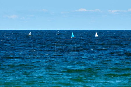 Regata de vela de mar azul, espectáculo náutico competición de vela deportiva entre los participantes del club náutico que simboliza el espíritu del desafío de la vela marítima, hobby de carreras de yates
