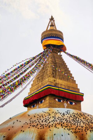 Boudhanath Stupa in Kathmandu, Nepal dekorierte Buddha-Weisheitsaugen und Gebetsfahnen, die beliebtesten Touristenattraktionen in Kathmandu, die eine harmonische Mischung aus Spiritualität und Tourismus widerspiegeln