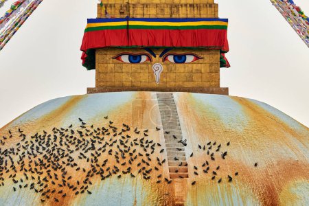 Boudhanath Stupa in Kathmandu, Nepal dekorierte Buddha-Weisheitsaugen und Gebetsfahnen, die beliebtesten Touristenattraktionen in Kathmandu, die eine harmonische Mischung aus Spiritualität und Tourismus widerspiegeln
