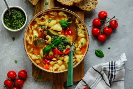 Minestrone Suppe mit pesto.top veiw.style hugge.selektiver Fokus