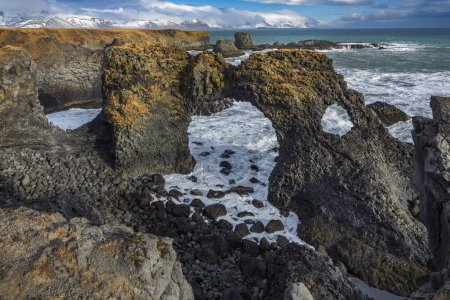 Téléchargez les photos : Gatklettur ("Arc Hellnar"), un magnifique arc rocheux et littoral de basalte à Arnarstapi, péninsule de Snfellsnes, Islande. - en image libre de droit