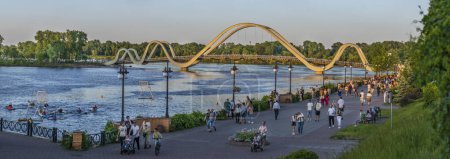 Foto de Vista del nuevo puente Wave que conecta el Parque Natalka con la isla Obolonsky en el Dniéper, Kiev, Ucrania - Imagen libre de derechos
