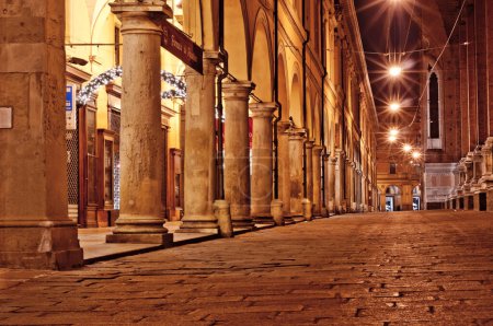 Foto de Calle de la vieja ciudad por la noche. bologna italia - Imagen libre de derechos