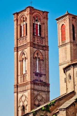 Foto de Torres de la iglesia de San Francesco. Historic Elegance: Ornate Brickwork Architecture (en inglés). Bolonia Italia - Imagen libre de derechos