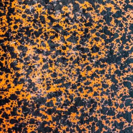 Foto de Textura que muestra una mezcla de negro y naranja vibrante, que recuerda a una superficie erosionada y erosionada. Papel de mármol vintage. El patrón abstracto emana un encanto artístico, rústico, ideal para fondos o expresiones artísticas. - Imagen libre de derechos