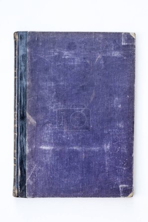 Una imagen de primer plano que muestra un libro vintage con una cubierta púrpura texturizada y desgastada y páginas envejecidas, exudando un aura de elegancia atemporal e historia literaria.