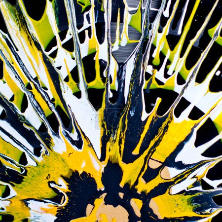 Foto de Una obra de arte abstracta cautivadora que muestra una explosión dinámica de pintura amarilla y negra, creando una experiencia visual enérgica y vibrante. - Imagen libre de derechos