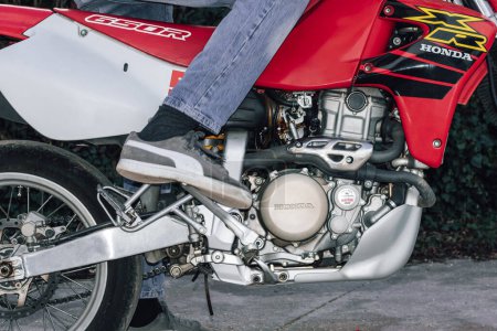 Téléchargez les photos : Homme démarrage Honda XR 650 R moto - en image libre de droit