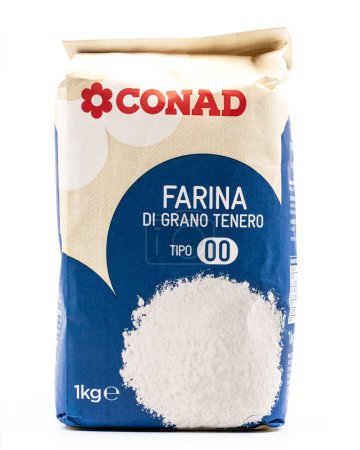 Téléchargez les photos : Conad type 00 farine de blé tendre, paquet de 1kg sur fond blanc - en image libre de droit
