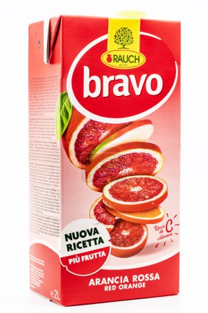 Foto de Rauch Bravo zumo de naranja rojo, paquete de 2 litros sobre fondo blanco - Imagen libre de derechos