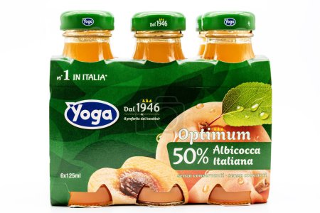 Téléchargez les photos : Yoga Optimum, jus de fruits d'abricot, paquet de 6 bouteilles sur fond blanc - en image libre de droit