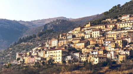 Ciudad medieval italiana Alvito en medio de las montañas Apeninos de la región sudeste del Lacio