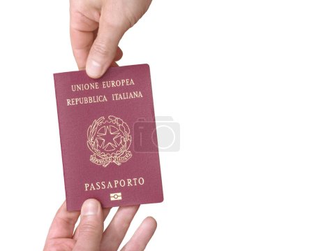 Foto de Pasaporte biométrico italiano de la Unión Europea entre dos manos aisladas sobre un fondo blanco - Imagen libre de derechos