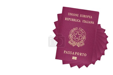 Téléchargez les photos : Pile de passeport biométrique italien de l'Union européenne, isolé sur fond blanc - en image libre de droit