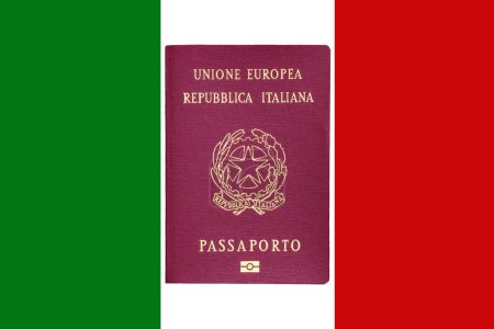 Foto de Pasaporte biométrico italiano de la Unión Europea contra el pabellón de Italia - Imagen libre de derechos